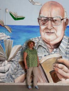 Dirigente scolastica Rosetta Morreale davanti al murales di Cammilleri realizzato dall’artista Amelia Russello